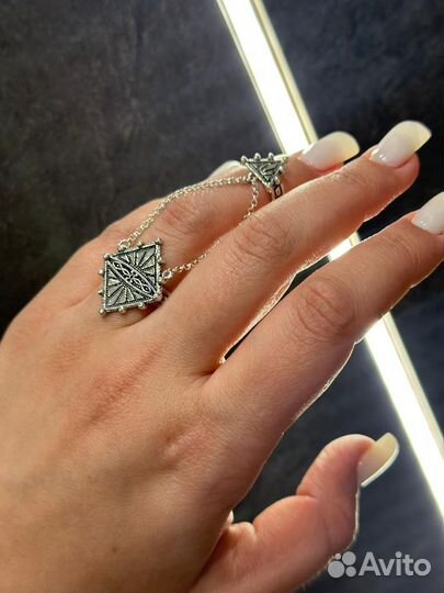 Серебряное кольцо с цепочкой