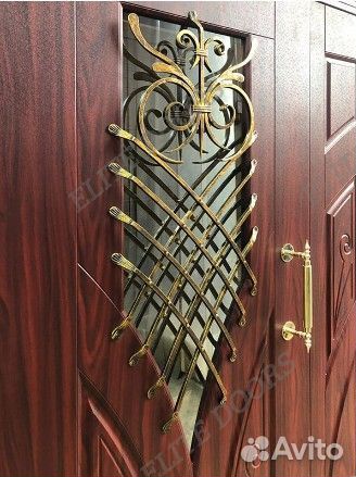 Двустворчатая входная дверь в частный дом