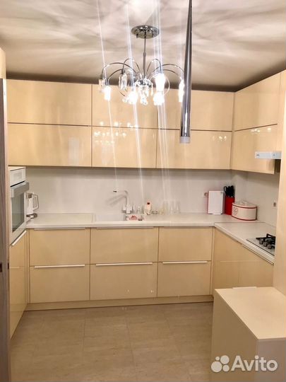 П-образный кухонный гарнитур современный