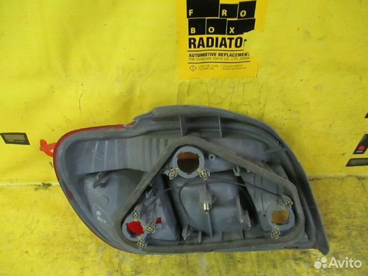 Фонарь правый Toyota Vitz NCP10