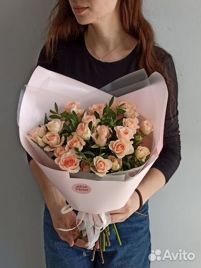 Букет кустовых персиковых роз