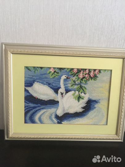 Картина вышитая в рамке