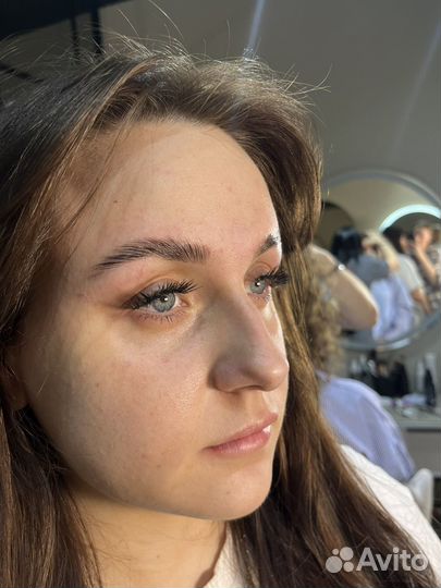 Модель на брови