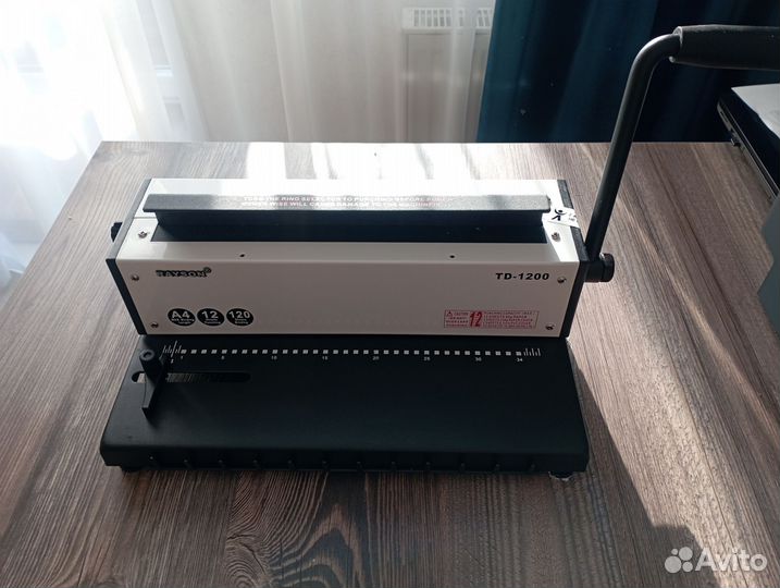 Брошюровщик. Брошюратор. Переплетчик