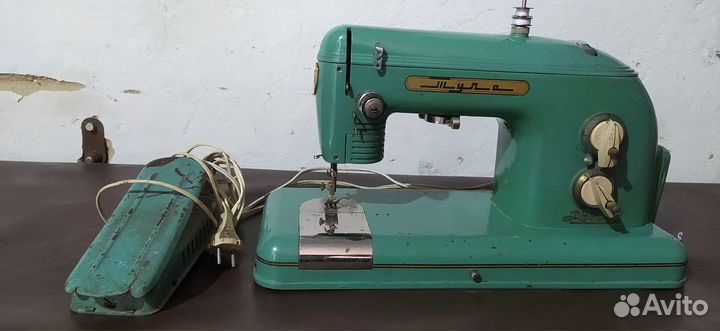 Раритетная швейная машинка, рабочая