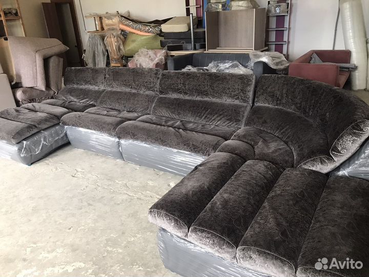 Угловой кожаный диван