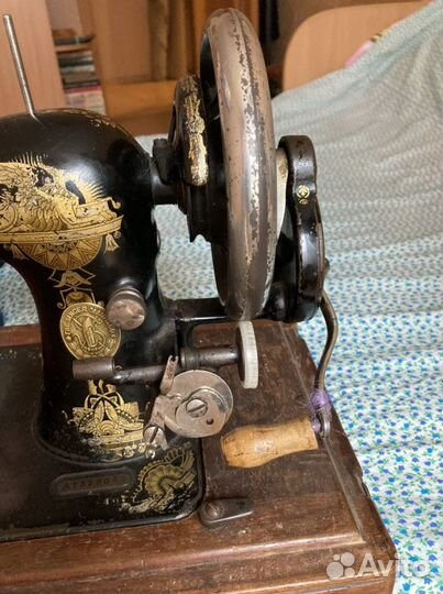 Старинная швейная машинка зингер