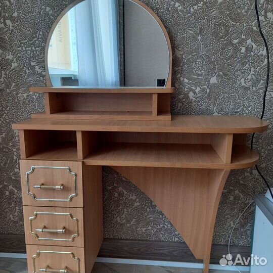 Туалетный столик с зеркалом бу