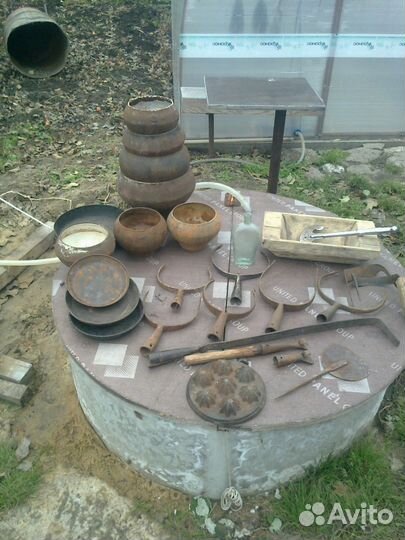 Ухваты, сковороды, крынки