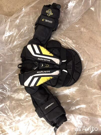 Нагрудники и щитки для вратаря Ccm и Bauer разные