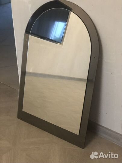 Зеркало в хорошем состоянии в красивом обрамлении