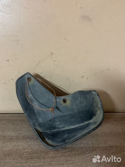 Брызговик задний правый carisma