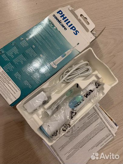 Электрическая зубная щетка philips новая