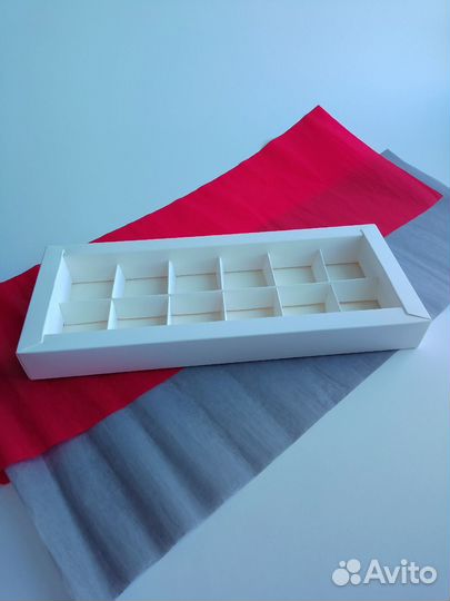 Коробка на 12 конфет белая с крышкой
