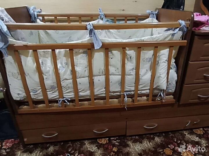 Детская кроватка и комод