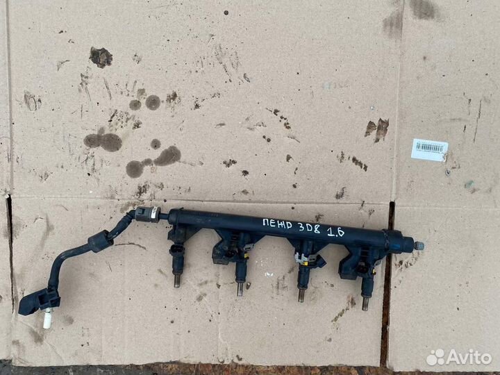 Топливная рампа в сборе с форсунками Peugeot 308