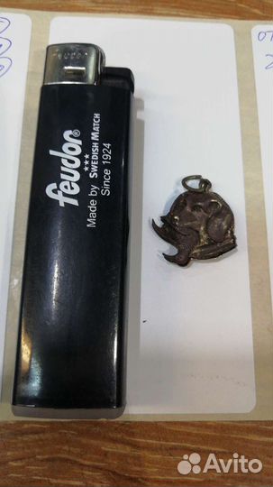 Старинный кулон, голова собаки с уткой в зубах