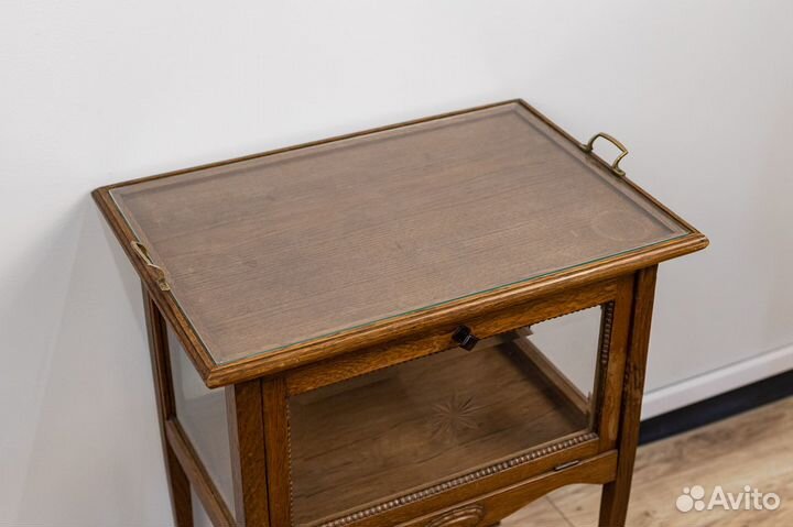 Старинный сервировочный столик с подносом