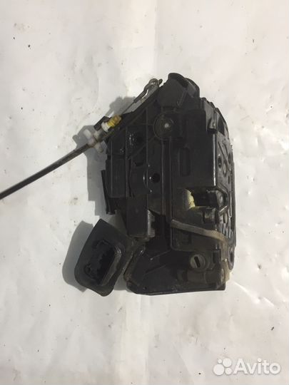 Замок дверей задний правый Volkswagen Polo (Фолькс