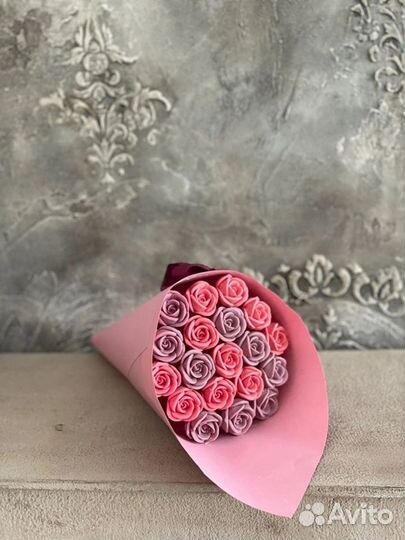 Шоколадные розы в букете подарок девушке