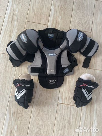 Нагрудник (защита хоккейная), краги и свитер