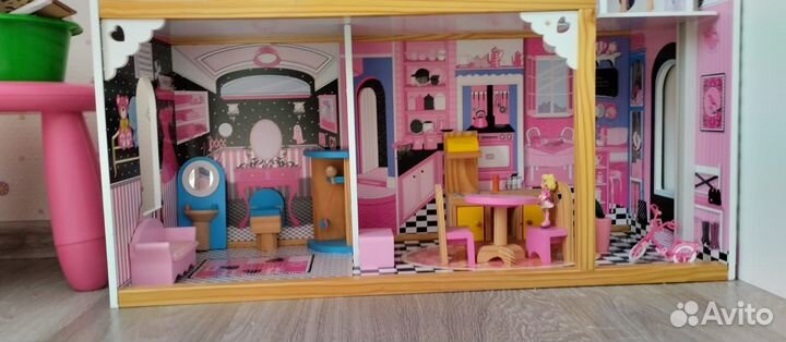 Большой кукольный домик с мебелью