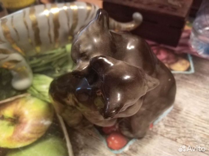 Фарфоровые статуэтки, вазочка