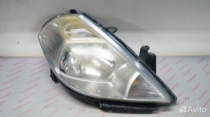 Nissan 26010-EM00B Фара правая