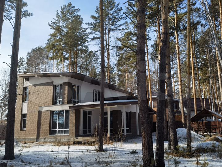 Коттедж 202,5 м² на участке 10 сот.