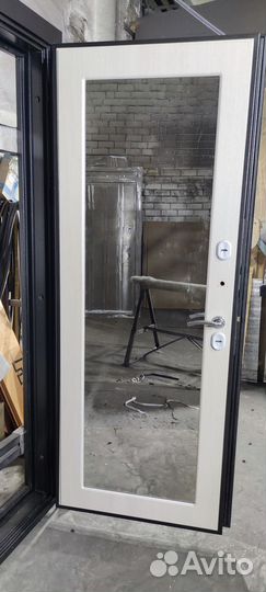 Дверь входная с зеркалом