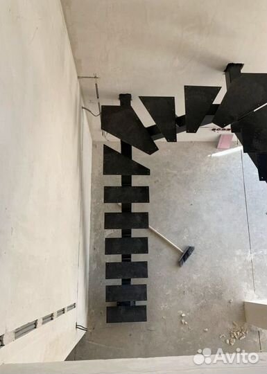 Лестница с забежными ступенями в коттедж