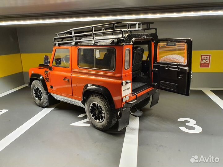 1:18 Kyosho Land Rover Defender 90 Final Edition