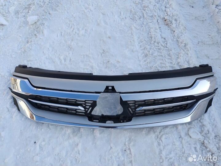 Решётка радиатора Mitsubishi Pajero Sport 3