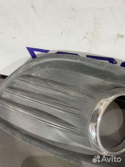 Окантовка противотуманной фары правая Ford Focus 2