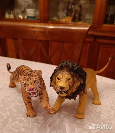 Статуэтки тигр и лев
