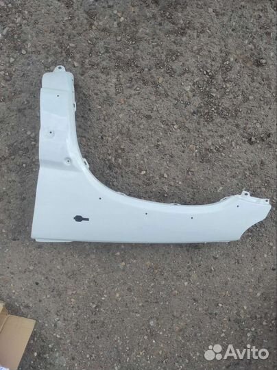 Крыло переднее левое шевроле нива белый