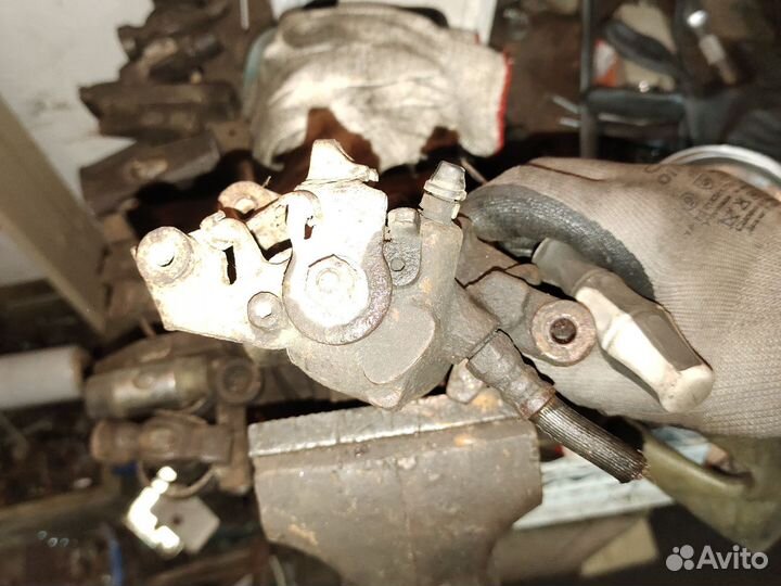 Суппорт задний левый,правый Фольксваген Пассат б3