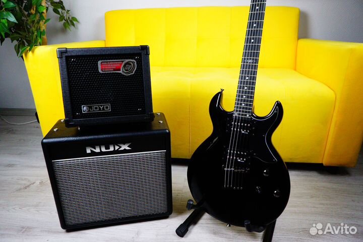 Электрогитара вместе с комбоусилителем