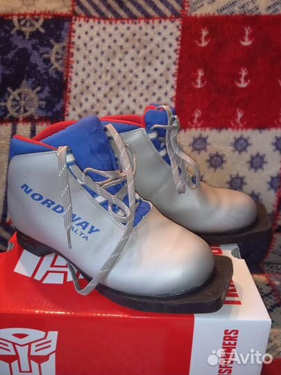 Лыжи беговые и лыжные ботинки р. 35 (22 см)