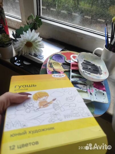 Гуашь и много кистей для рисования