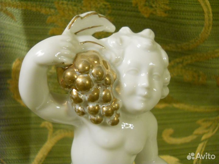 Фарфоровая статуэтка Путто с виноградом (гдр)