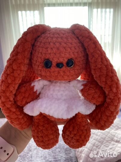 Вязанная игрушка «зайка в юбке»