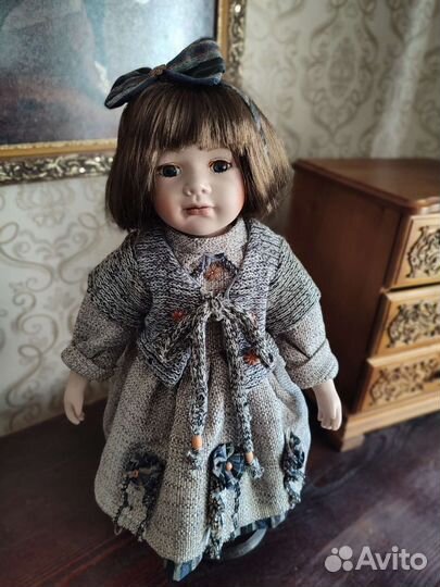 Кукла фарфоровая