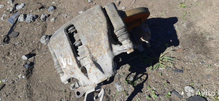 Суппорт передний Volkswagen Passat B 4 1.8 ADZ