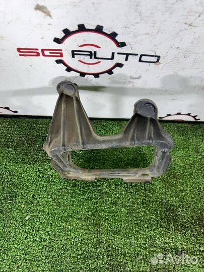 Кронштейн противотуманной фары передний правый