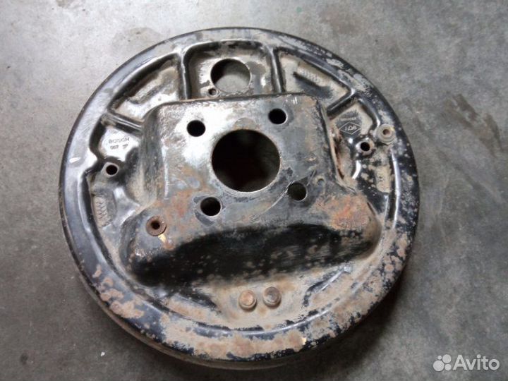 Пыльник задний левый Renault Duster K4MA690 2013