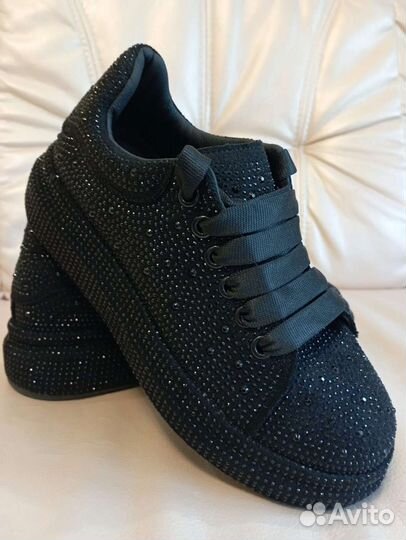 Кроссовки женские