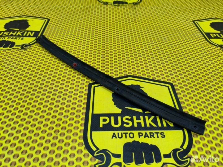 Уплотнитель на дверь нижний задний левый Renault