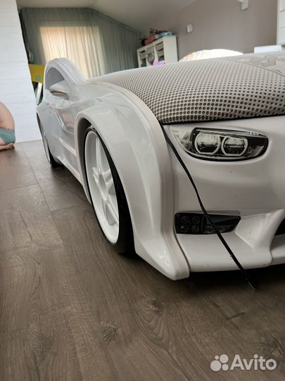 Кровать детская в виде машинки