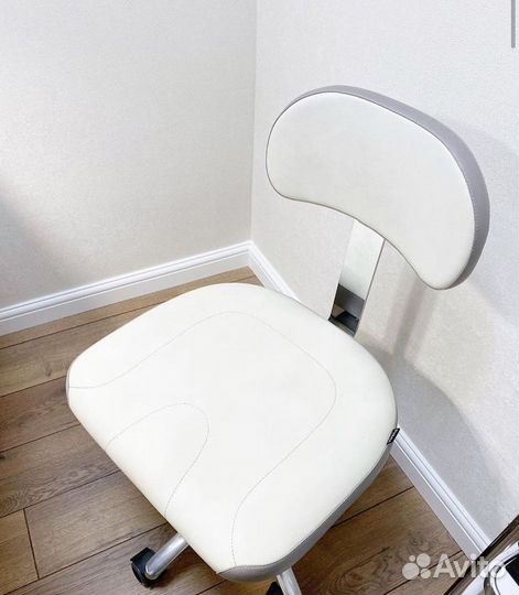 Стул для мастера маникюра